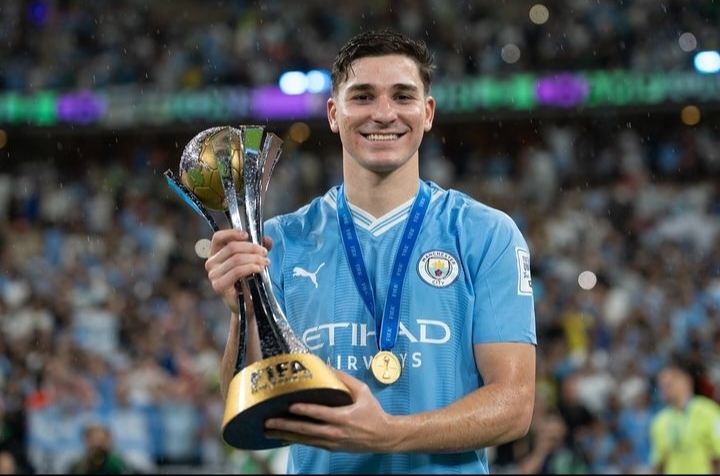 TROFI: Dalam usia muda, Striker Manchester City asal Argentina, Julian Alvarez berhasil meraih trofi Piala Dunia Antarklub 2023 dan sudah menamatkan sepakbola.