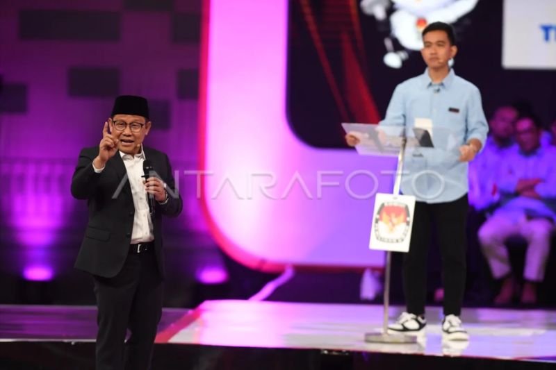 Muhaimin Iskandar (Cak Imin) dan Gibran Rakabuming Raka saat tampil dalam debat Cawapres, Jumat (22/12).