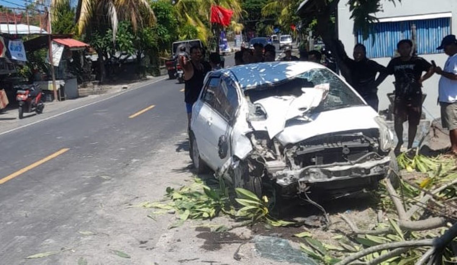 Kecelakaan tunggal yang dialami satu keluarga dari Kelurahan Banjar Tegal, Kecamatan Buleleng di Banjar Dinas Yeh Anakan, Desa Banjarasem, Kecamatan Seririt, Buleleng, Bali, Sabtu, 23 Desember 2023.