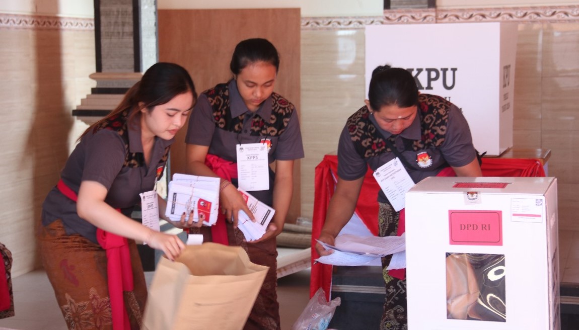 Simulasi pungut hitung suara Pemilu 2024 di TPS 6, Desa Sidetapa, Buleleng, Bali, Minggu, 24 Desember 2023.