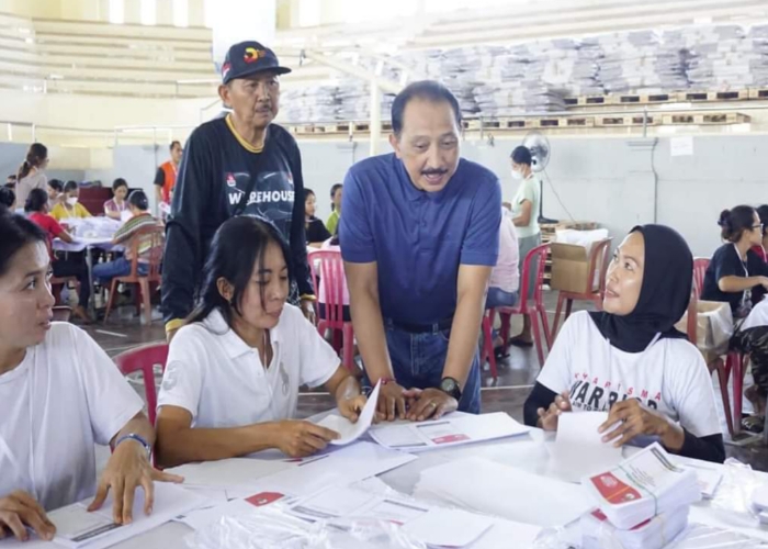 Pj Bupati Klungkung didampingi Ketua KPU Klungkung meninjau pelipatan surat suara di GOR Swecapura, Sabtu (24/12).