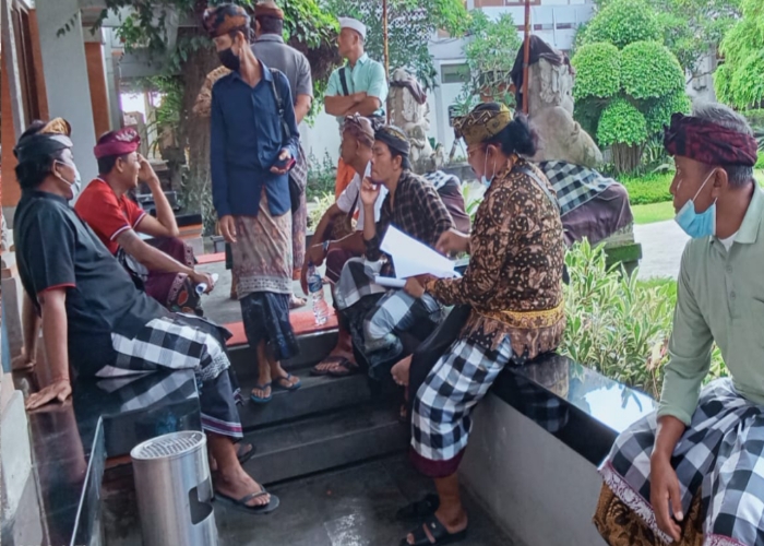 GERUDUG : Sejumlah pemohon hibah mendatangi kantor Bupati Gianyar beberapa waktu lalu.