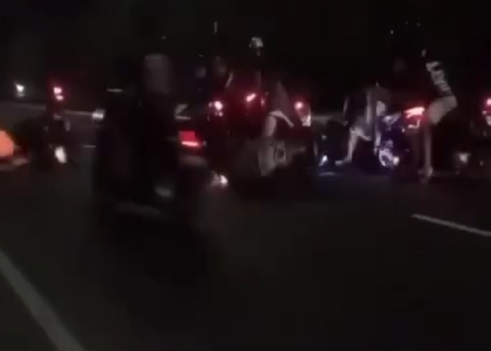 BERUNTUN: Para pemotor yang ikut speeding berjatuhan saat terjadi tabrakan beruntun, diduga di Jalan Bypass Ngurah Rai, sebelah utara Simpang MCD, Jimbaran, Kuta Selatan Badung.