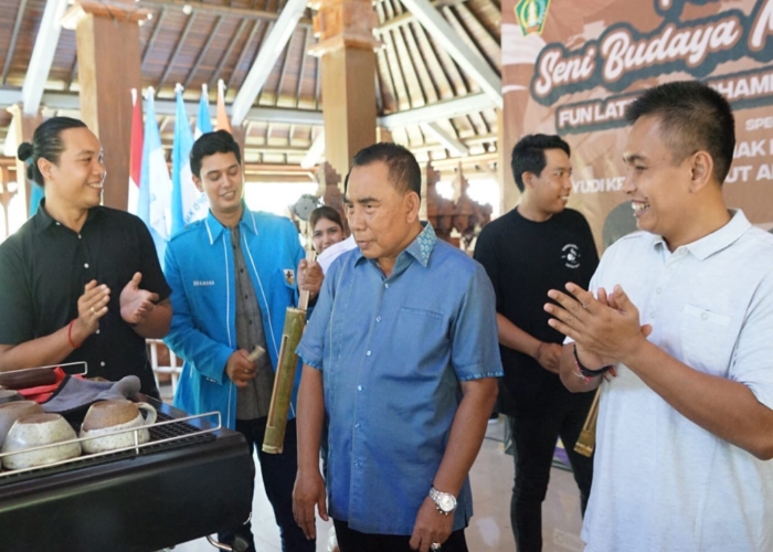 Bupati Jembrana I Nengah Tamba membuka Charity Day Fun Latte Art Championship Libatkan Barista Se- Bali, di wantilan pura Jagatnatha Jembrana.