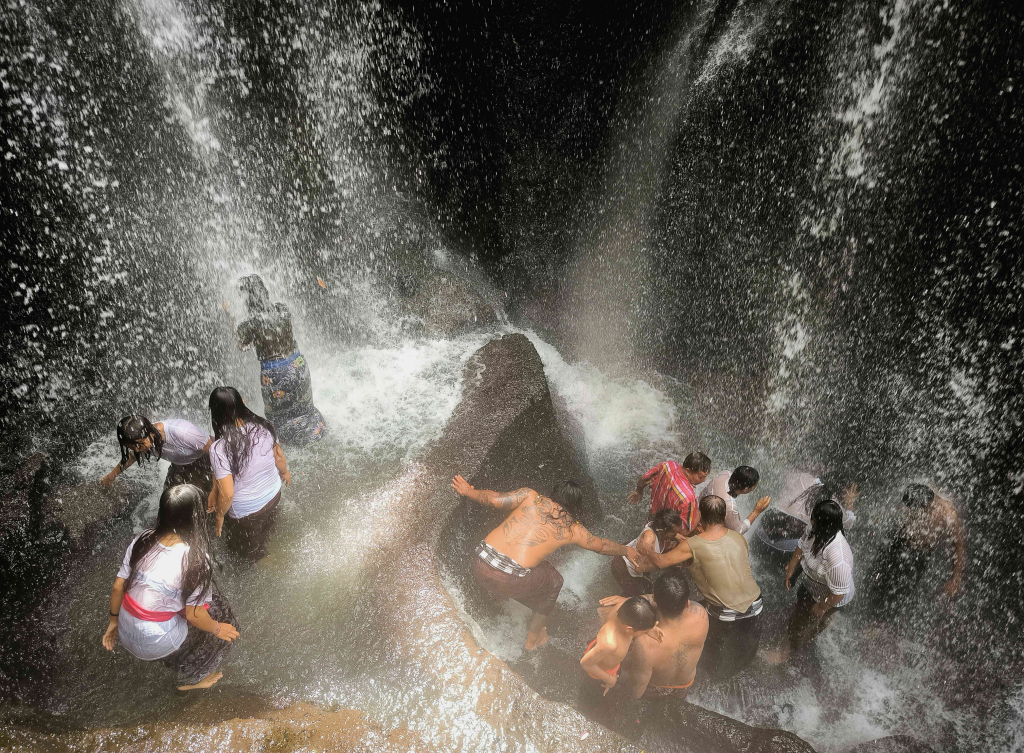 Umat Hindu  melakukan ritual melukat atau pembersihan diri pada hari Banyu Pinaruh di Taman Beji Griya Waterfall, Desa Punggul, Abiansemal, Badung, Minggu (17/12)