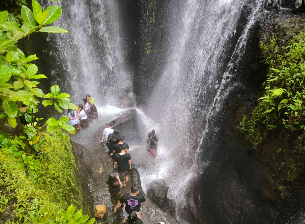 Umat Hindu  melakukan ritual melukat atau pembersihan diri pada hari Banyu Pinaruh di Taman Beji Griya Waterfall, Desa Punggul, Abiansemal, Badung, Minggu (17/12) .