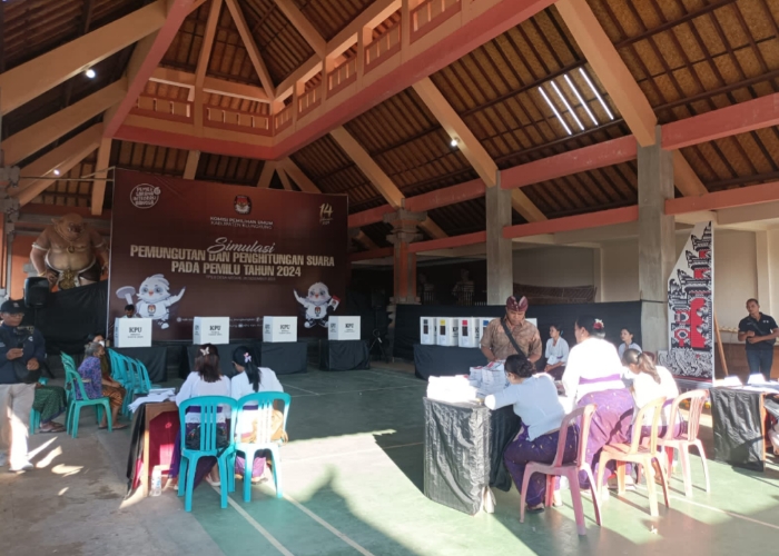 SIMULASI : Pelaksanaan simulasi pemungutan suara di TPS 009 Desa Negari, Selasa (26/12).