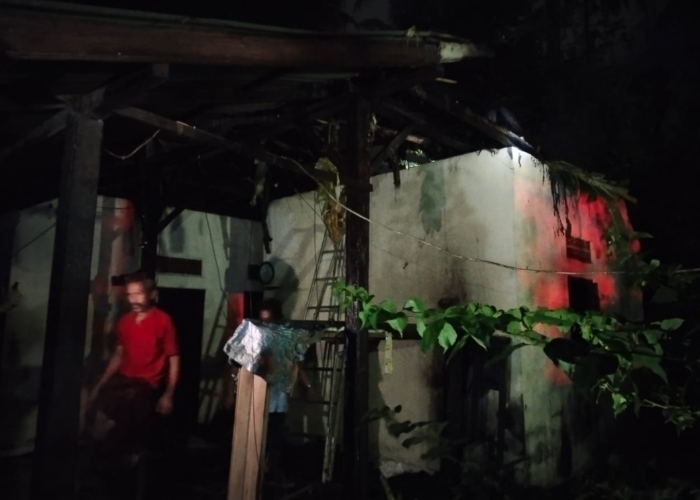 KEBAKARAN: Bangunan tempat tidur I Nengah Bagia Rarud di Banjar Dinas Bengkel, Desa Antiga Kelod, Manggis mengalami peristiwa kebakaran, pada Senin (25/12) malam.