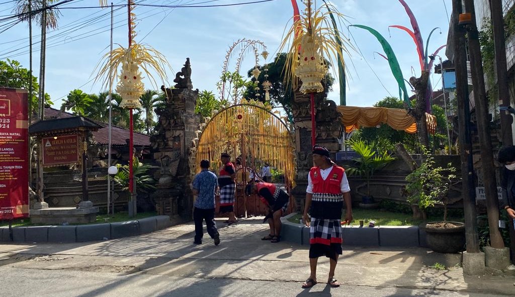 Petugas Bankamda yang didalamnya ada pacalang berjaga di Gereja Katolik Paroki Tritunggal Mahakudus Banjar Tuka, Desa Dalung, Kecamatan Kuta Utara, Badung, Bali, Senin, 25 Desember 2023.