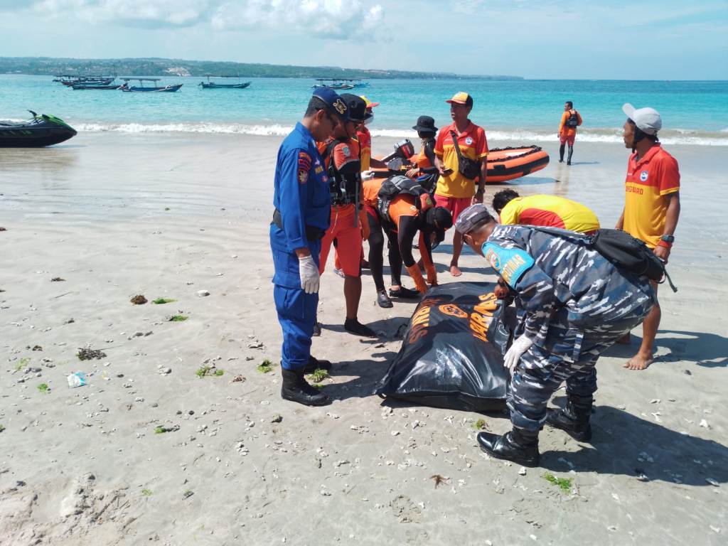 EVAKUASI: Petugas mengevakuasi jenazah Mr X yang sebelumnya ditemukan seorang nelayan. Jenazah diduga WNA tersebut mengambang di Perairan Pantai Kelan.