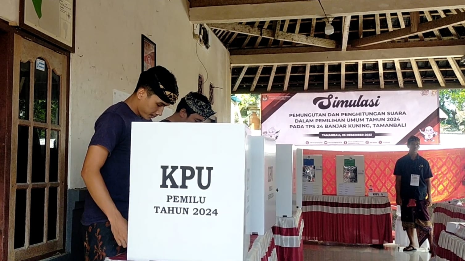 Simulasi pencoblosan Pemilu 2024 yang digelar KPU Bangli di TPS 24 Banjar Kuning, Desa Tamanbali, Bangli, Bali, Selasa, 26 Desember 2023.