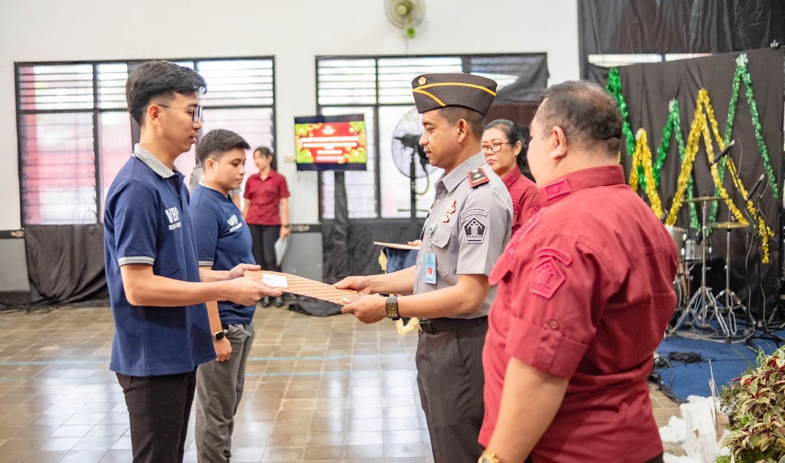 Warga Binaan Pemasyarakatan di Rutan Bangli terima remisi Natal, Senin, 25 Desember 2023.