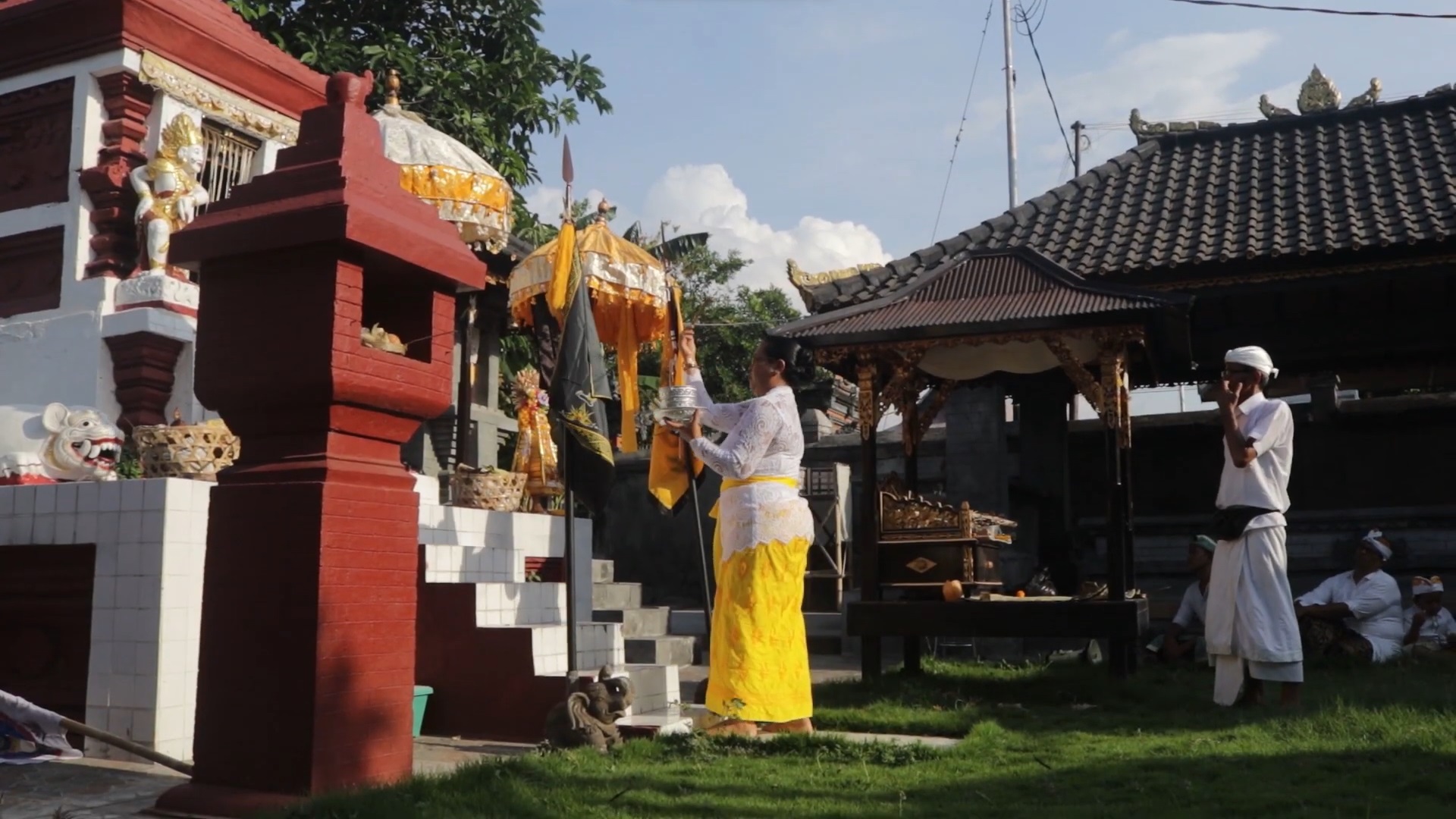 PROSESI: Rangkaian prosesi pasupati pusaka milik warga Banjar Paketan, Buleleng, Bali di Pura Pengaruman saat hari suci Tumpek Landep.
