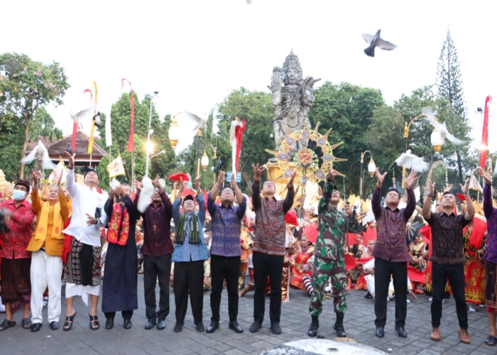 AKHIR TAHUN : Suasana Melepas Matahari Tahun 2022 di Kawasan Catur Muka, Denpasar pada tahun lalu.