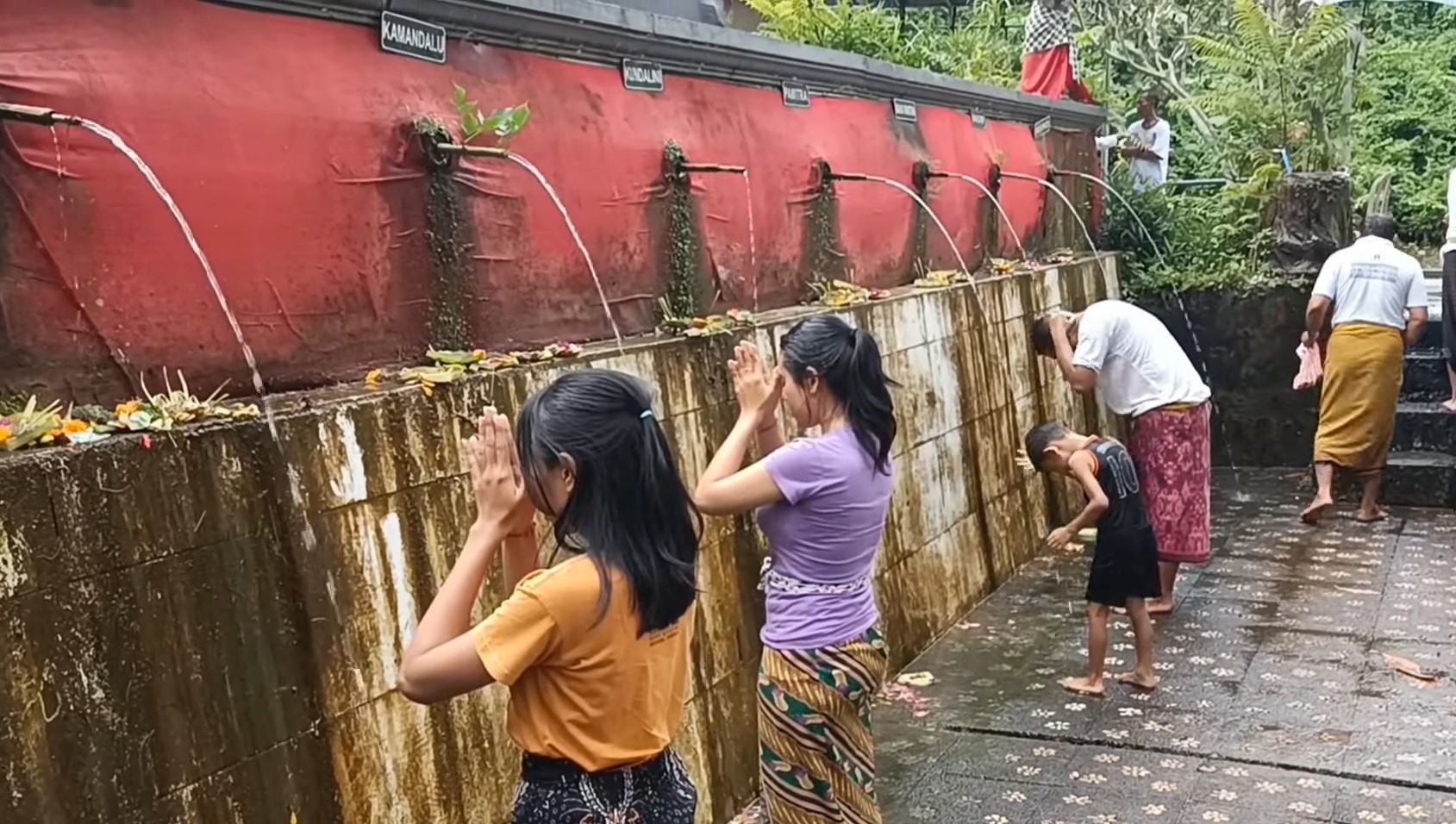 Proses melukat di Penglukatan Sapta Gangga, Pura Tamba Waras, Desa Sangketan, Kecamatan Penebel, Tabanan, Bali.