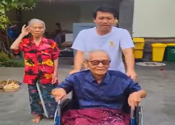 Mantan Bupati Klungkung I Nyoman Suwirta bersama almarhum sang ayah.