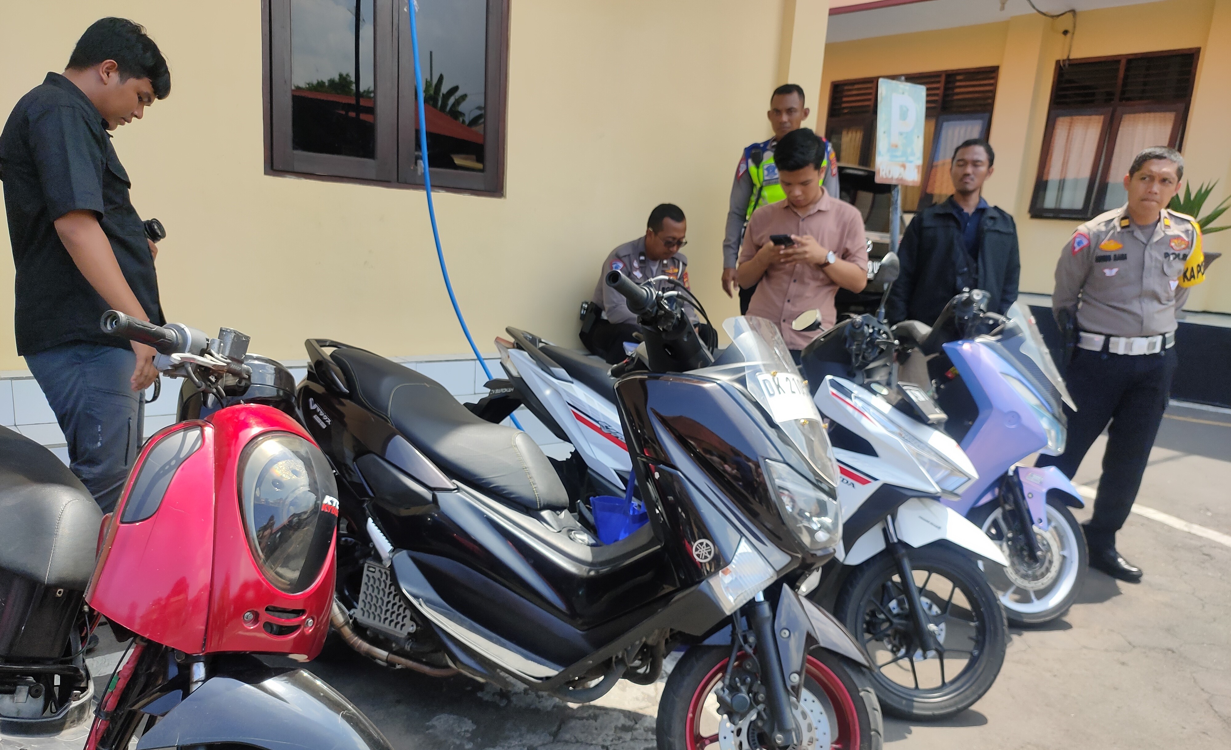 Sepeda motor diamankan Polres Buleleng sebagai barang bukti dalam kasus ketertiban lalu lintas.  &nbsp;