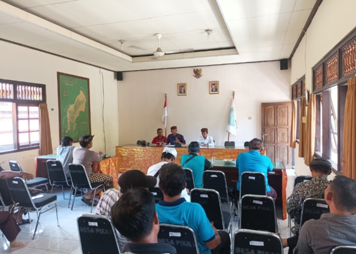 MENOLAK : Suasana pertemuan DLHP Klungkung dengan tokoh masyarakat dan aparat Desa Pikat, Kamis (28/12).