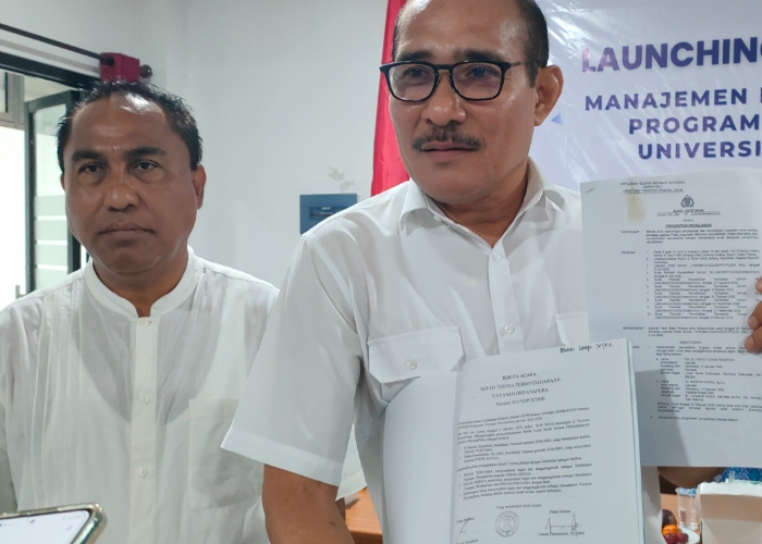JELASKAN: Kuasa Hukum Yayasan Dhyana Pura Agus Tekom Baba Asa (kanan) saat menjelaskan laporan pihaknya ke Polda Bali.