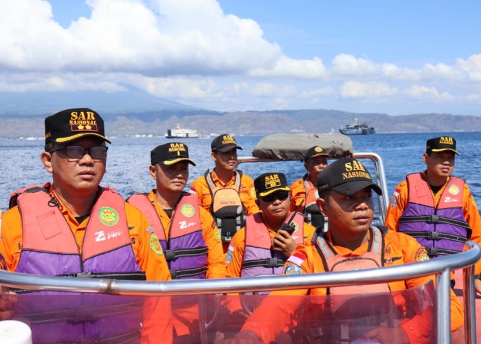 Kepala Basarnas Denpasar I Nyoman Sidakarya saat memantau aktivitas penyebrangan di Selat Bali, Kamis (28/12).