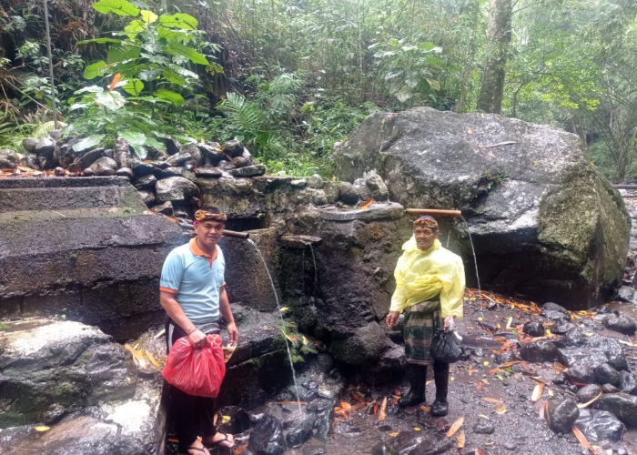 Kayoman Pedawa sedang melakukan pendataan sumber mata air di lahan milik warga di Desa Pedawa, Kecamatan Banjar, Buleleng.