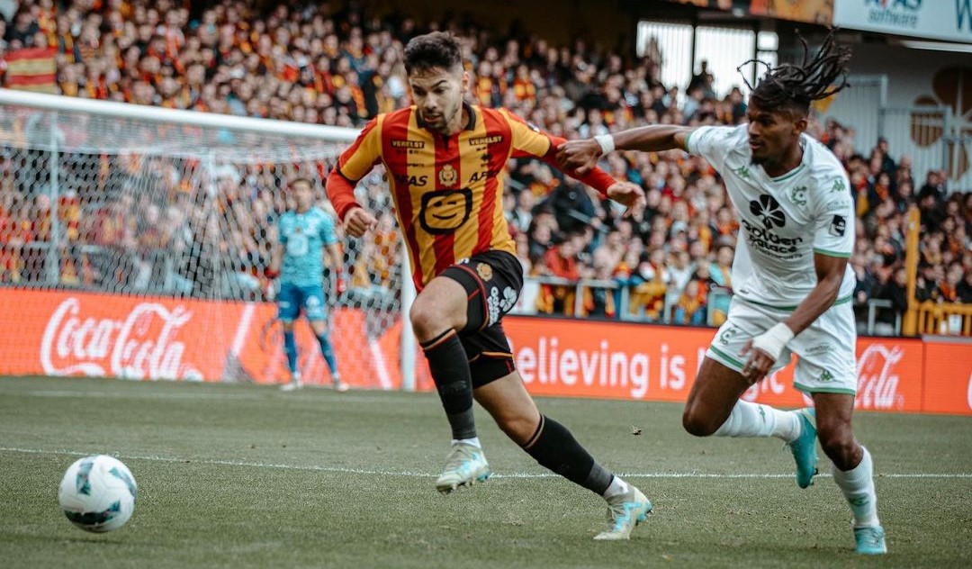 Bek Timnas Indonesia Sandy Walsh (kiri) saat membela KV Mechelen di Pro League Belgia.