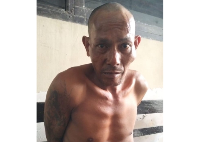 KEPERGOK : Pelaku pencurian di Kantor Telkom Klungkung saat diamankan.