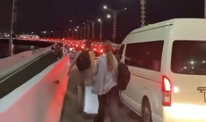 Kepadatan di jalan akses menuju Bandara Internasional I Gusti Ngurah Rai Bali, Sabtu, 30 Desember 2023.