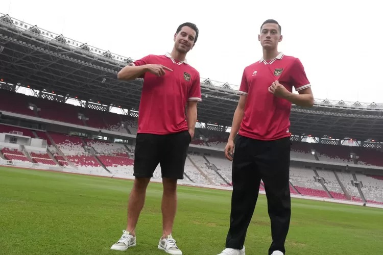 Thom Haye dan Jay Idzes (kanan) saat mengunjungi Stadion Utama Gelora Bung Karno&nbsp;(SUGBK).  &nbsp;