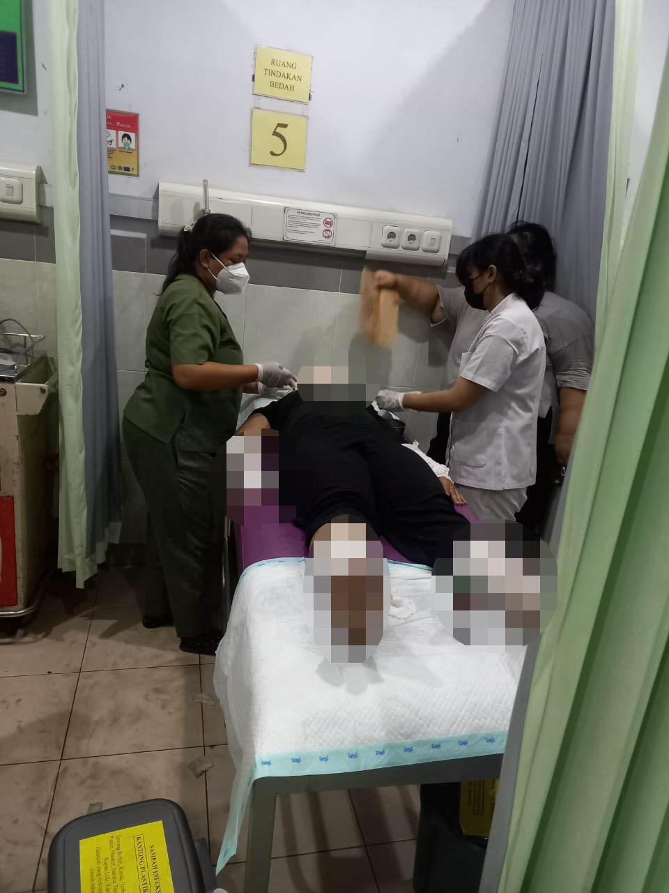 LUKA BAKAR: Akibat tabung gas elpiji bocor, tiga karyawan rumah makan di Gianyar mengalami luka bakar. Mereka harus dirawat di RS Premagana.