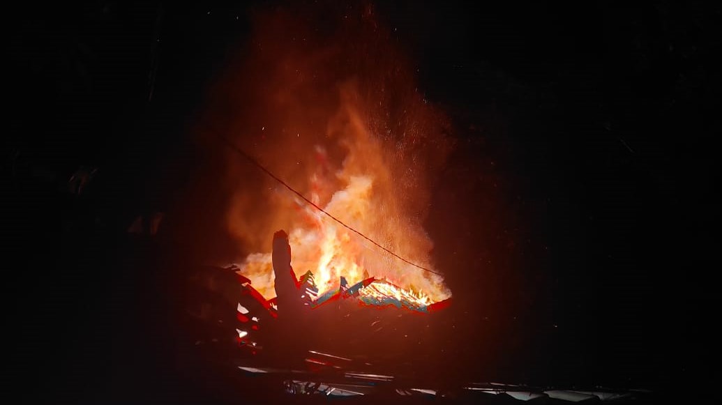 Rumah di Jalan Dewi Sri Gang Salak 1/D, Banjar Tegehe, Desa Batubulan, Kecamatan Sukawati, Gianyar, Bali mengalami peristiwa kebakaran, pada Jumat, 29 Desember 2023 malam.