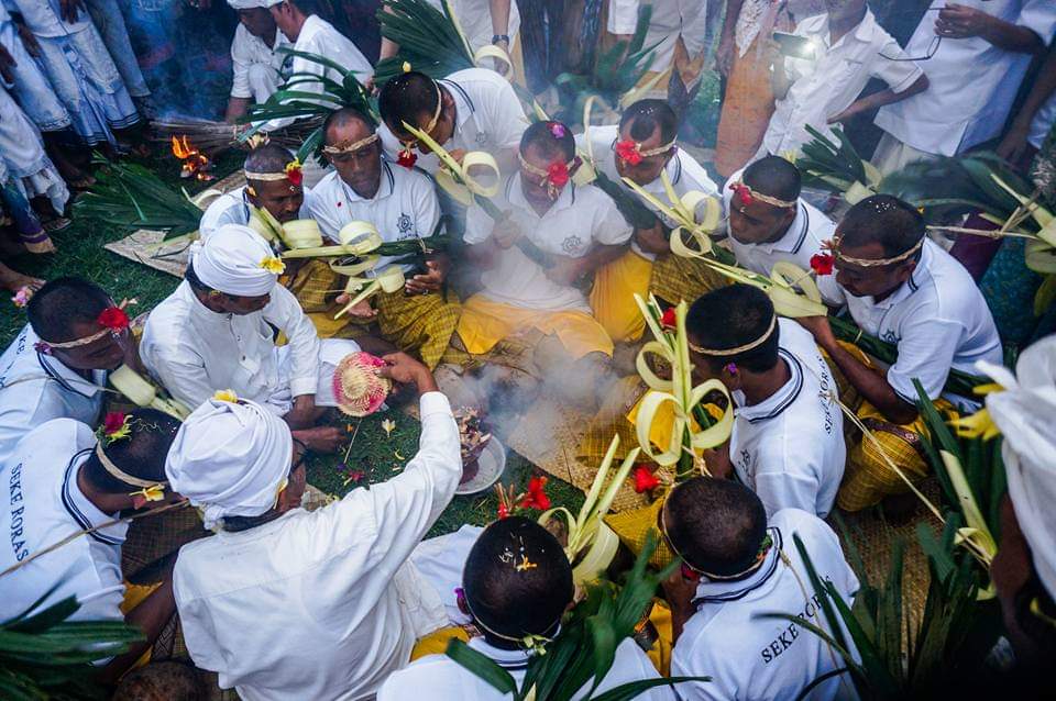 SEKEHA RORAS: Rangkaian Nyepi Desa di Desa Adat Lebu, Desa Lokasari, Kecamatan Sidemen, Karangasem, Bali dimulai dengan pemilihan Sekehe Roras.