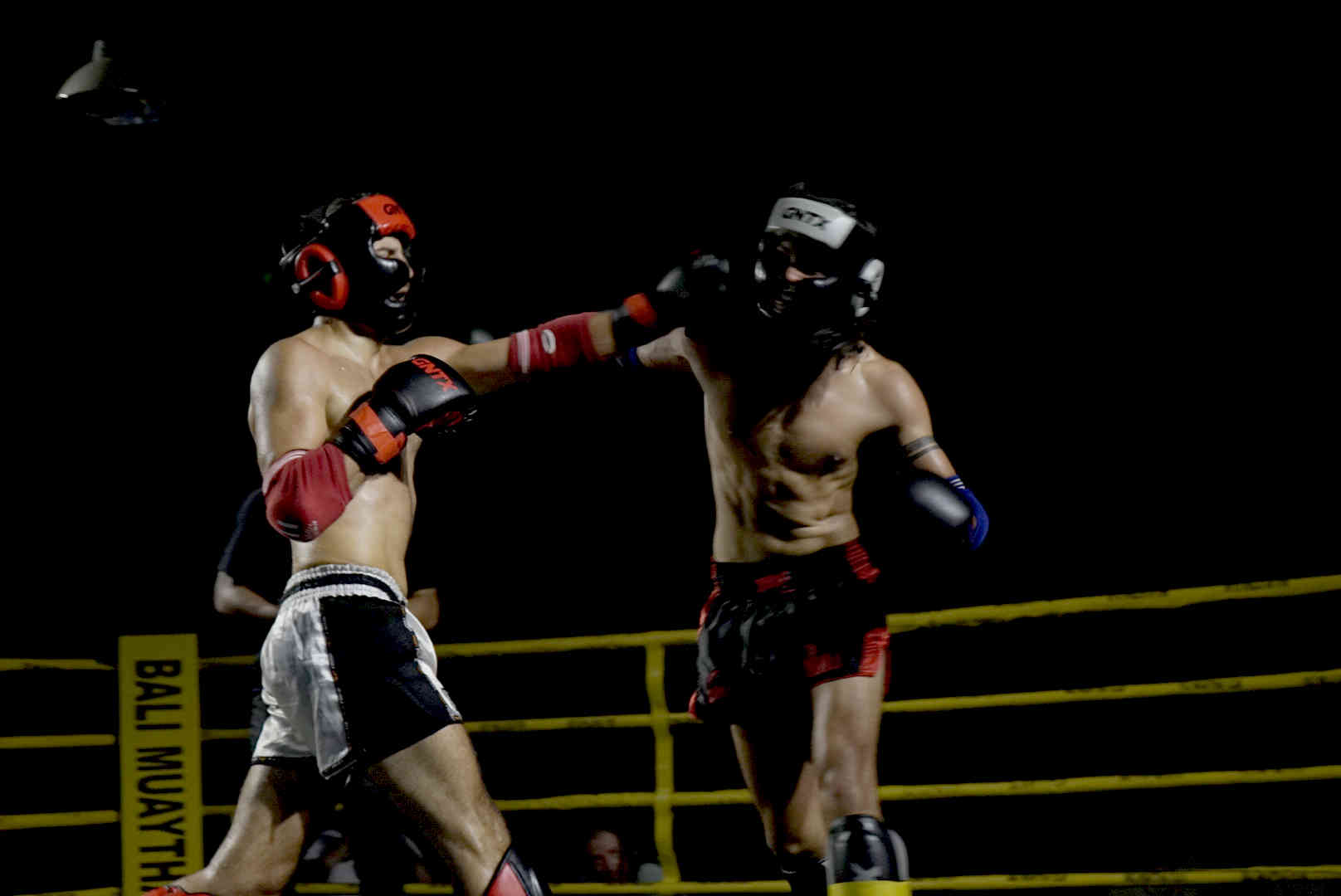 PERTANDINGAN: Pelaksanaan pertandingan Bali Fight Night I di Bali Muaythai Club, Jumat (29/12).