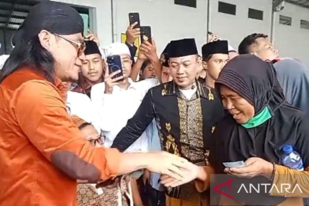 GUS MIFTAH: Ulama Gus Miftah disorot Capres Ganjar usai video bagi-bagi uang saat musim kampanye. Namun Gus Miftah bilang begini.