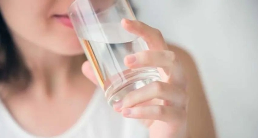 Ilustrasi minum air putih