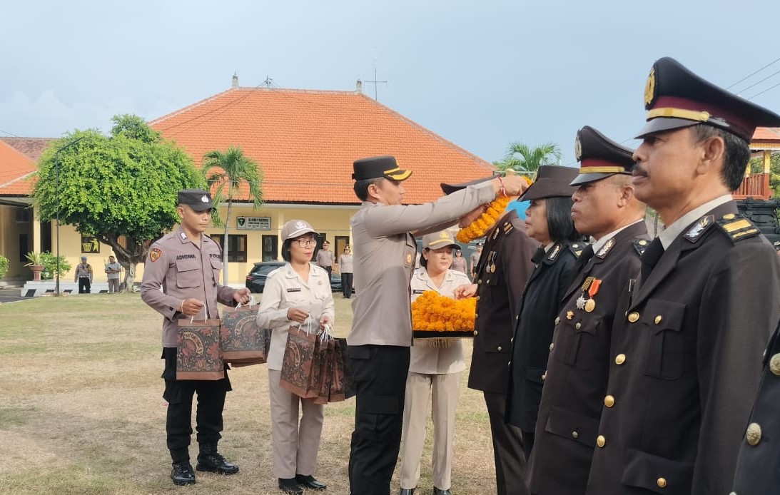 Upacara kenaikan pangkat di halaman Mapolres Buleleng, Minggu, 31 Desember 2023. Puluhan personel naik pangkat di penghujung tahun 2023.