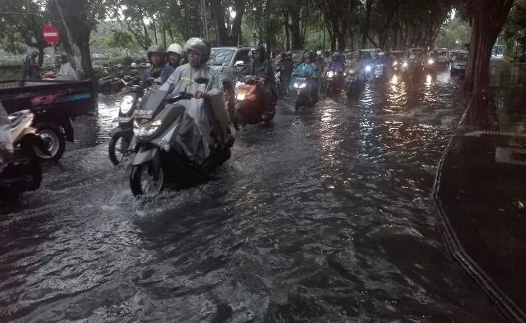 HUJAN: Menurut perkiraan BMKG, pada malam tahun baru mayoritas kota besar di Indonesia berpotensi diguyur hujan, termasuk Denpasar Bali.