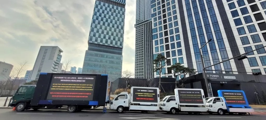 TRUK PROTES: Giliran Fans Doyoung NCT di China kirim truk protes kepada fans Indonesia terkait idola jadi model McDonald.