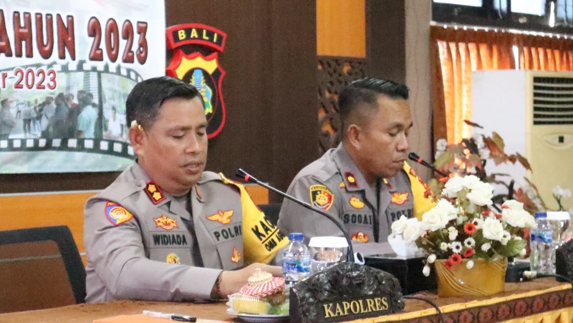 Kapolres Gianyar AKBP Ketut Widiada (kiri) saat rilis akhir tahun 2023 di aula Polres Gianyar, Sabtu, 30 Desember 2023.