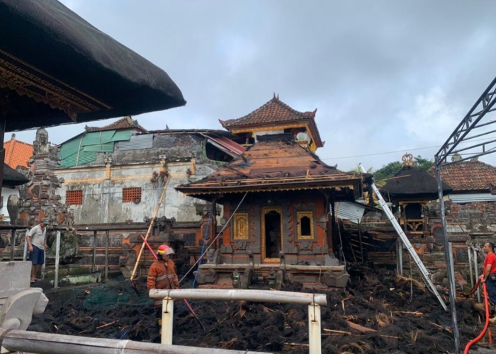 TERBAKAR: Pelinggih di Pura Dadia Bingin yang berada di Lingkungan Gede, Kelurahan Subagan, Karangasem, mengalami peristiwa kebakaran, pada Senin (1/1).