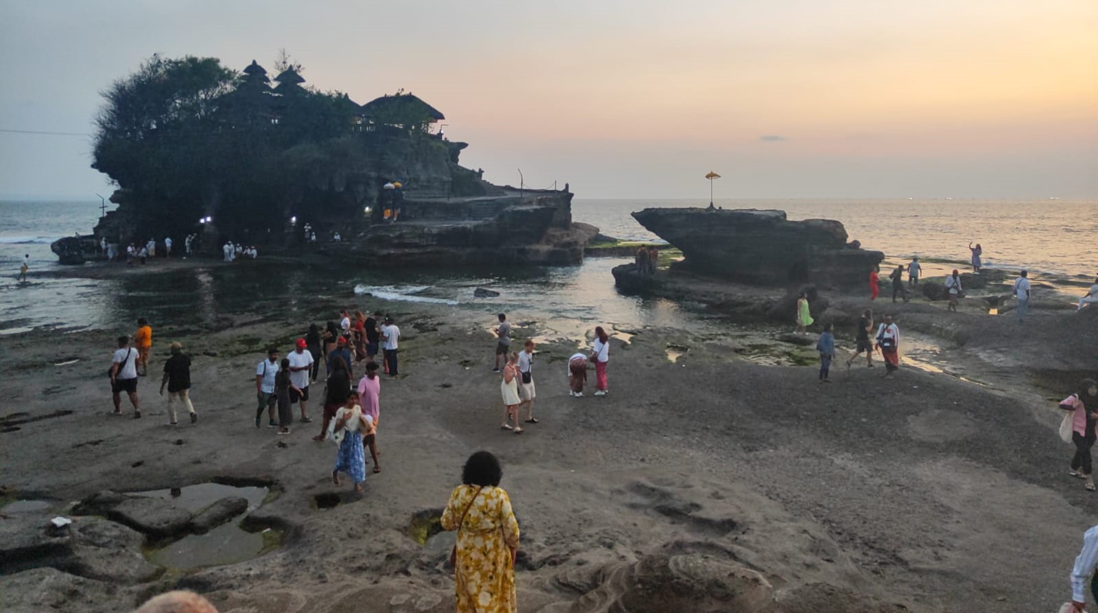 Wisatawan berkunjung ke DTW Tanah Lot,  Kabupaten Tabanan, Bali akhir tahun 2023.