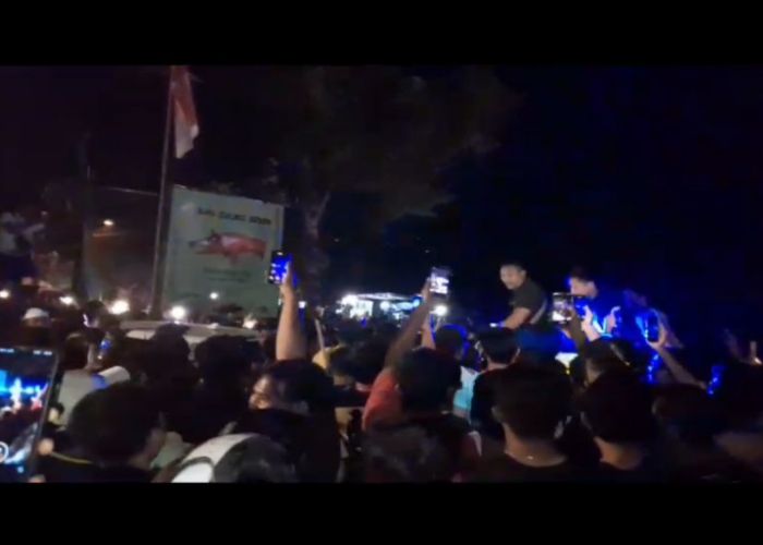 DIKEPUNG : Warga dan pengendara motor mengepung mobil yang diduga di dalamnya ada tiga begal Jalan Sayan Ubud pukul 21.35 Wita Rabu (3/1).