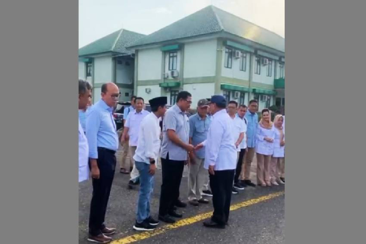 Penjabat Gubernur Jateng Nana Sudjana menyambut Prabowo Subianto  di Lanumad Ahmad Yani