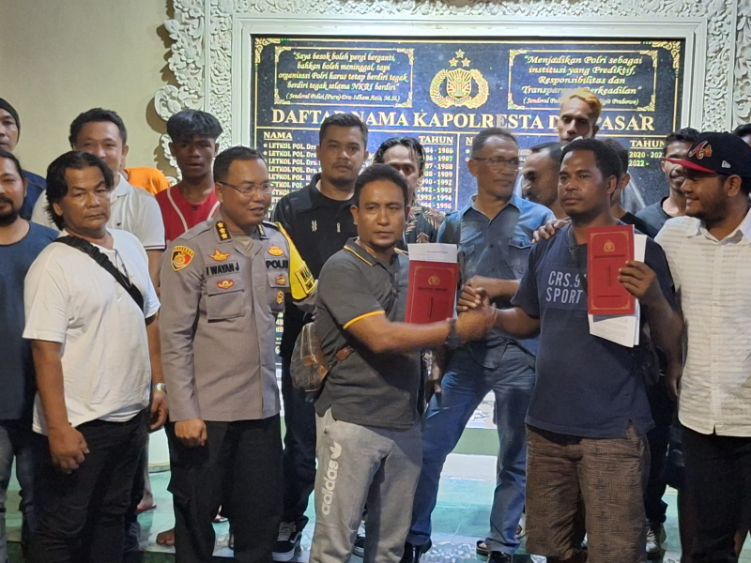 DAMAI: Kelompok yang bentrok berdamao dengan warga Banjar Tangtu, Kesiman Kertelangu, Denpasar di Polresta Denpasar.