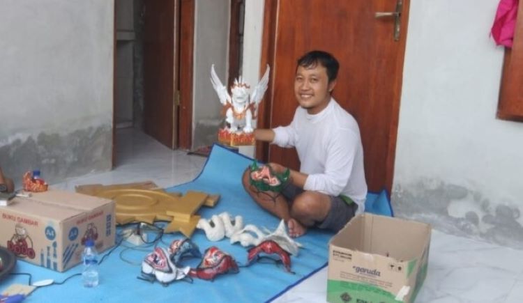Komang Sudiarta, warga Buleleng, Bali menunjukkan karya seni dari sampah plastik.