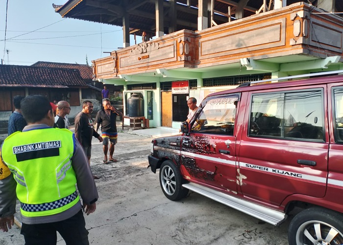 PEMADAMAN : Proses pemadaman api yang membakar mobil Kijang milik I Nengah Sukadana, di Banjar Jabon, Desa Sampalan Tengah, Kecamatan Dawan, Klungkung, Bali, Selasa (2/1) sekitar pukul 07.00 WITA.