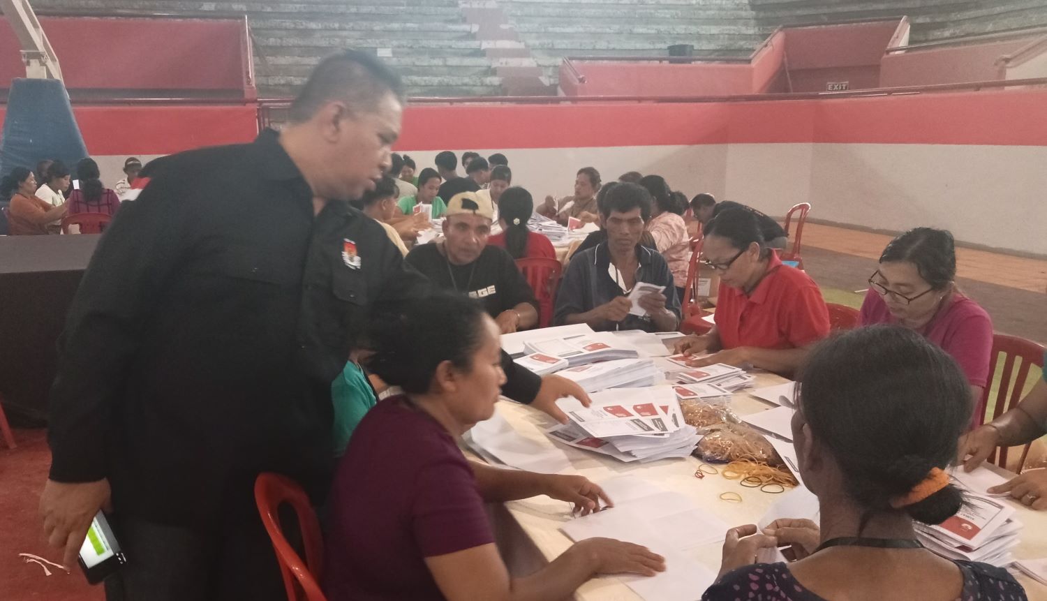 KPU Karangasem memulai proses pelipatan surat suara di GOR Gunung Agung, Amlapura, Rabu, 3 Januari 2024.