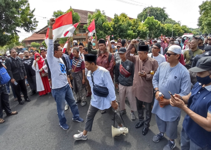 DEMO: Massa aksi yang terdiri dari berbagai elemen masyarakat muslim melakukan demo terhadap AWK ke Kantor DPD RI Bali.