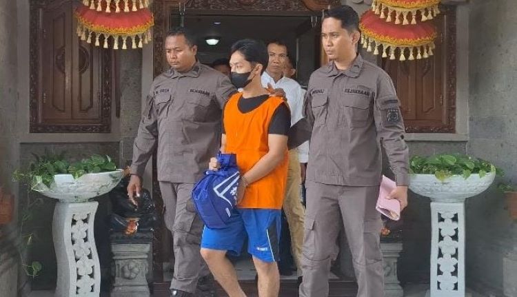 Tersangka pelecehan seksual Kadek Dwi Arnata alias Jero Dasaran Alit digiring ke mobil tahanan setelah proses pelimpahan tahap ll di Kejaksaan Negeri Tabanan, Kamis, 4 Januari 2024.