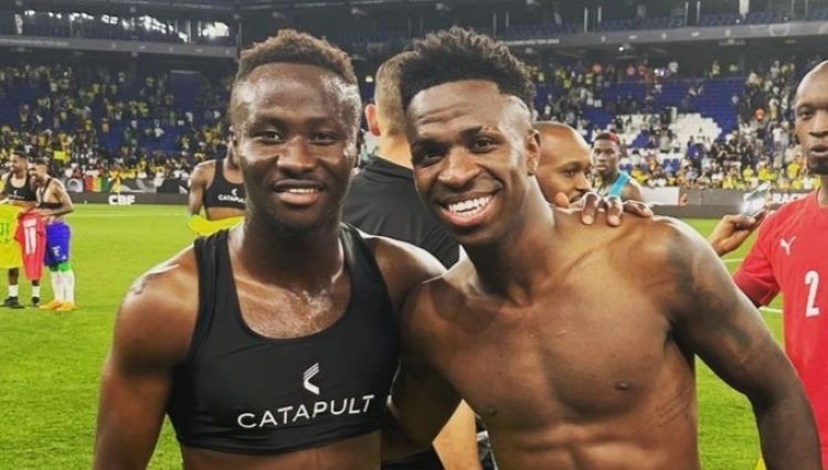 Morlaye Sylla (kiri) bersama Vinicius Jr saat timnas keduanya melakoni laga persahabatan pada Juni 2023.